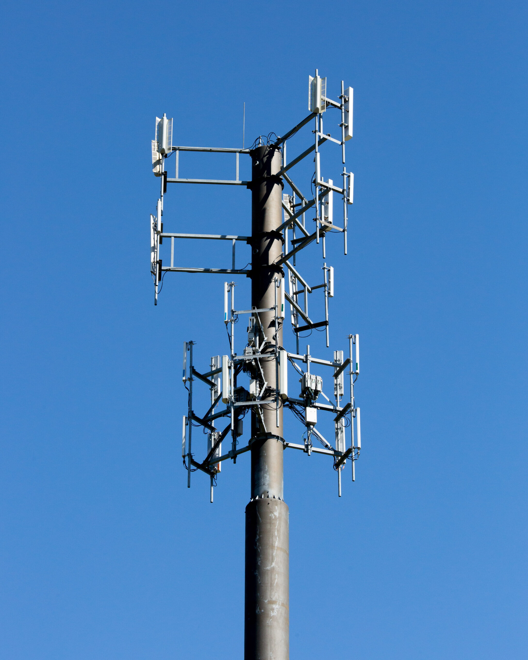 cell-phone-antenna-array-on-a-steel-tower-2026-01-11-09-24-10-utc-scaled.jpg